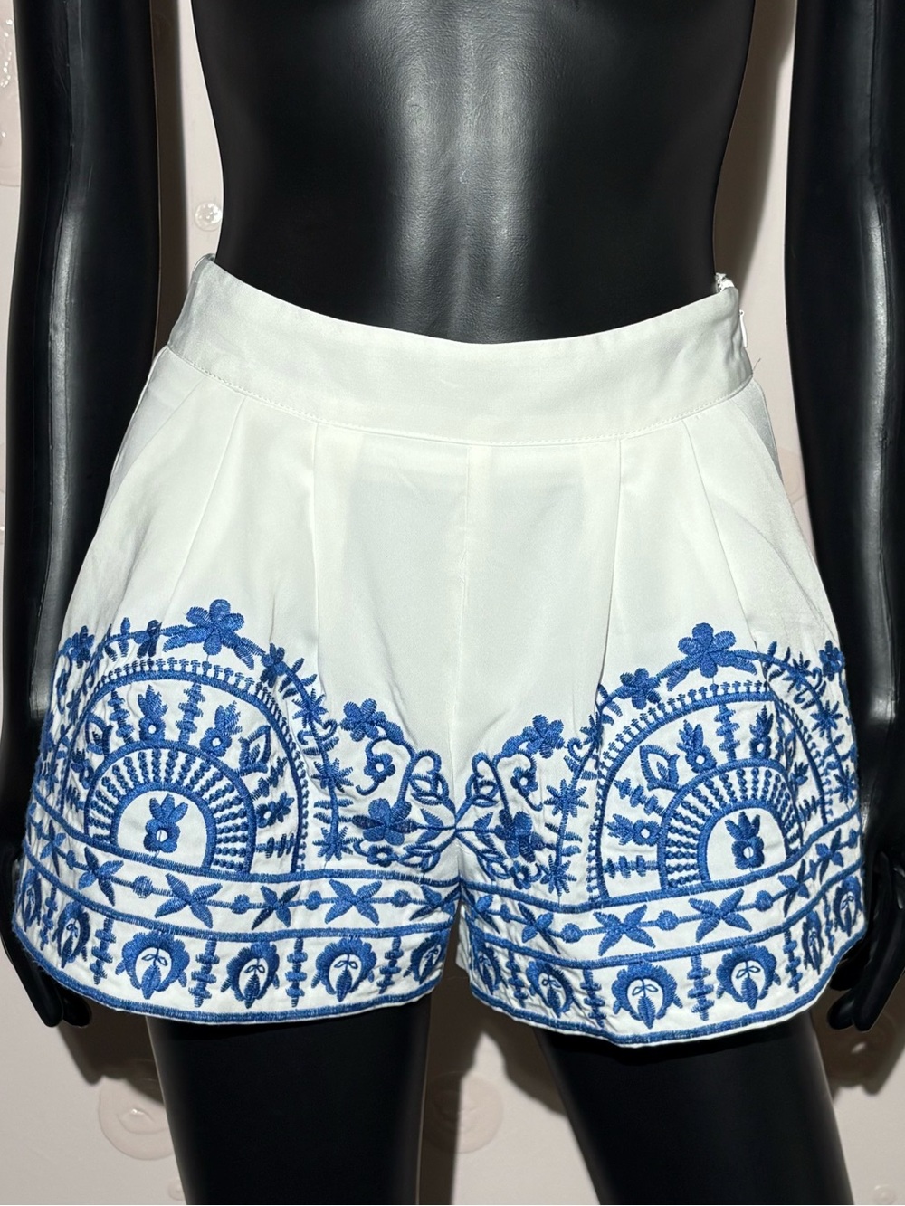 Alythea white pleated dress shorts featuring vibrant blue embroidery size small